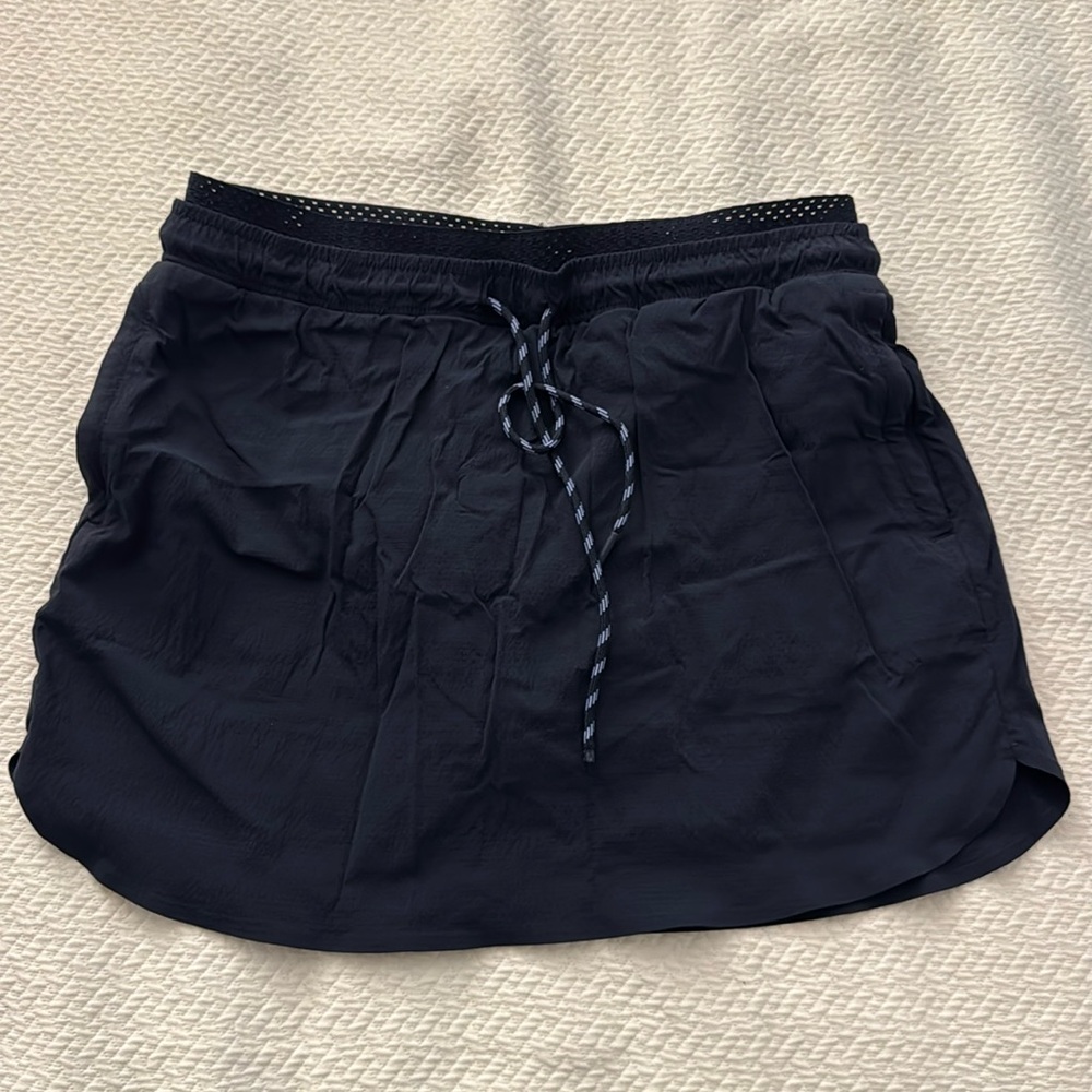 Athleta skort- hardly worn in navy blue, size 6